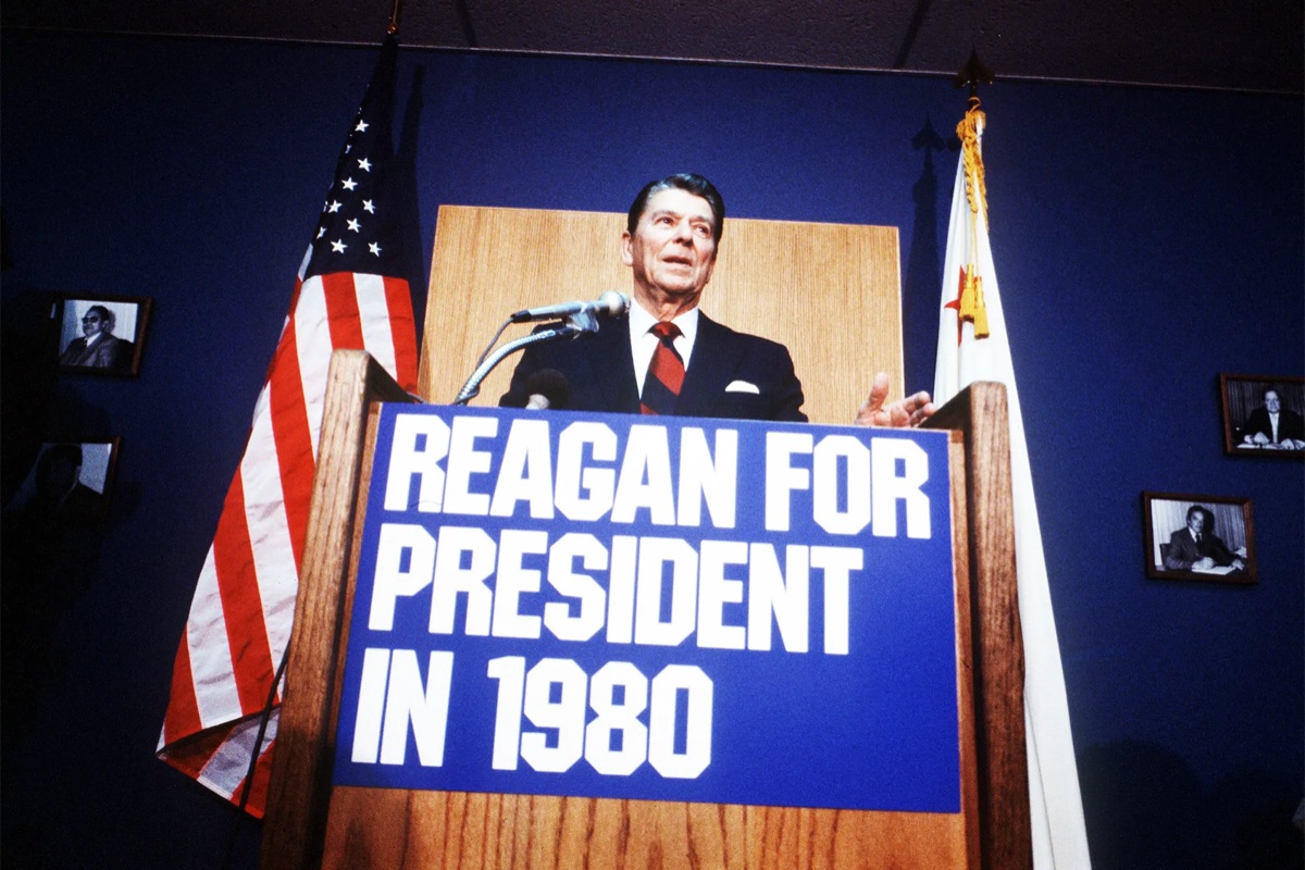 Ronald Reagan speaking at a Reagan for President podium in 1980